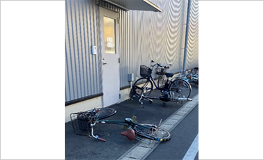 強風で自転車が倒れている写真