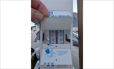 牛乳パックで作った百葉箱の写真