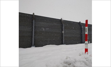 塀の真ん中くらいまで雪が積もっている写真