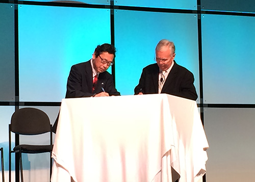 The Signing Ceremony in San Diego, California left:NIED Hayashi Haruo, President
right:Esri Russ Johnson, Director, Public Safety and Homeland/National Security